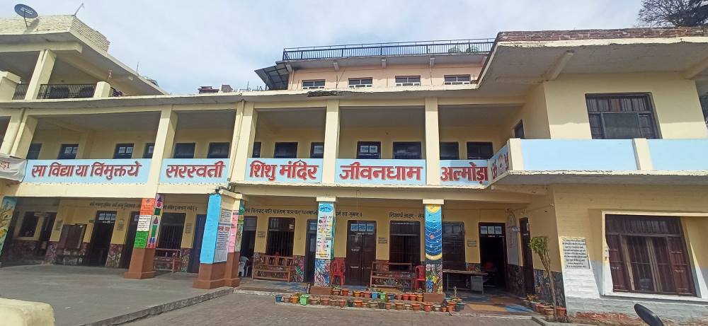 Almora - Admission process for the new session has started in Saraswati Vidya Mandir, Vidyarambh Sanskar will be held tomorrow on Basant Panchami.