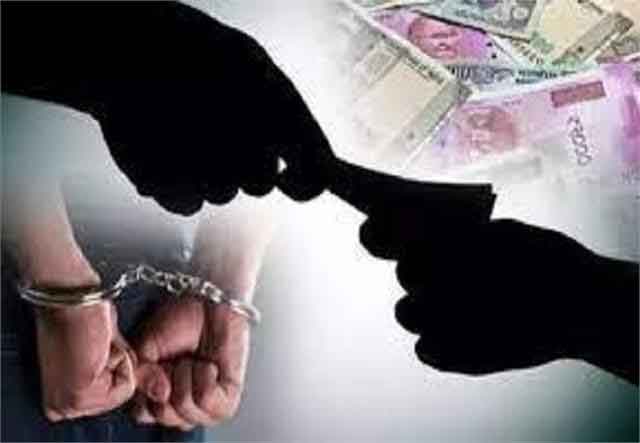 Vigilance caught Patwari taking bribe