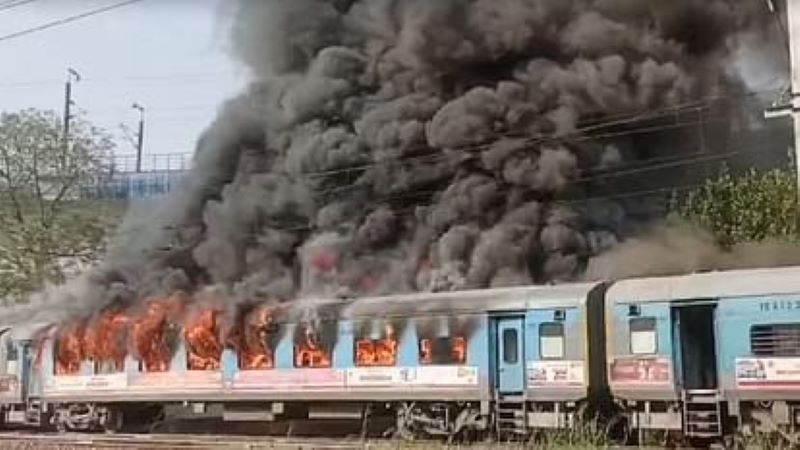 Fire broke out in Taj Express, passengers saved their lives by jumping