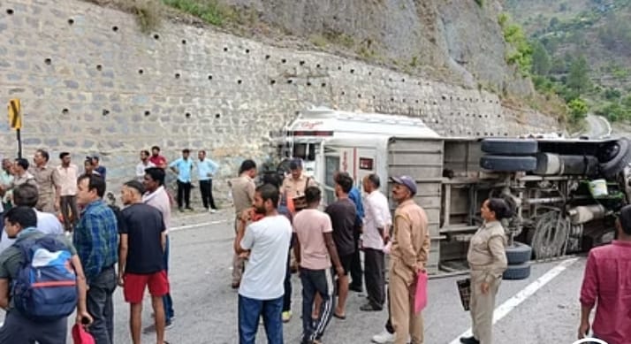 Accident: Accident happened on Rishikesh Gangotri Highway, bus full of passengers collided with divider, panic ensued