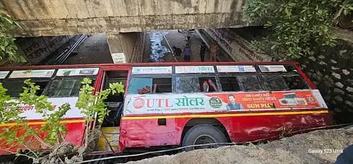 The bus overturned out of control, passengers screamed