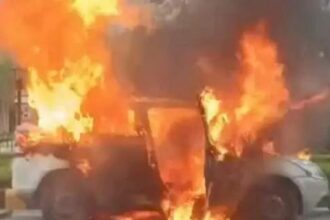 A moving car caught fire in Delhi, causing panic, watch the video