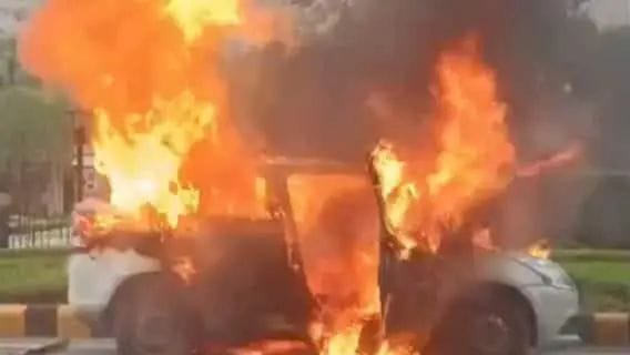 A moving car caught fire in Delhi, causing panic, watch the video