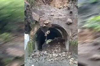 Debris fell on the outside of the old tunnel connecting Kedarnath and Kedarghati, traffic disrupted