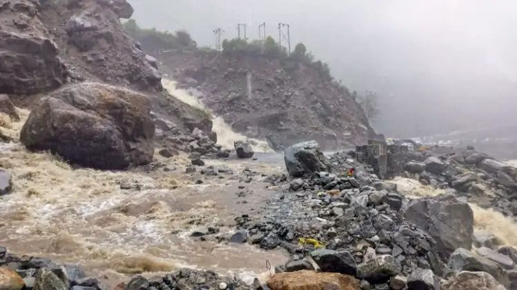 Uttarakhand Rains: Due to heavy rains in Uttarakhand, 90 roads including National Highway were closed, schools were also closed, red alert was issued