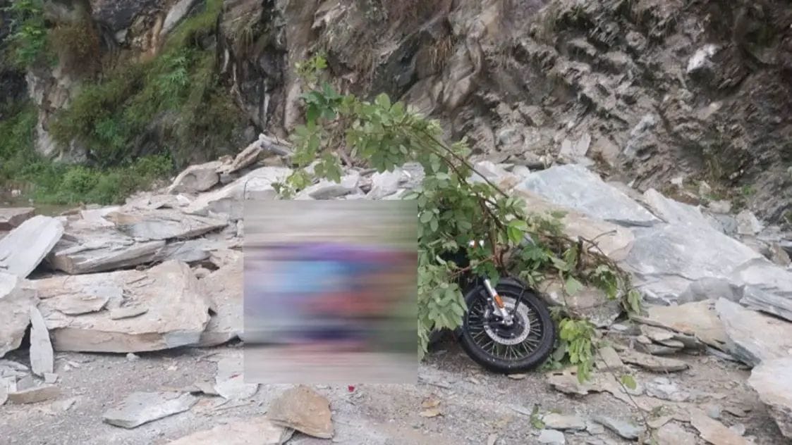 A rock fell from the hill on the bike of pilgrims returning from Badrinath Dham, two died