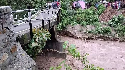 Uttarakhand: The bridge going from Ramnagar to Ranikhet broke down, people are troubled