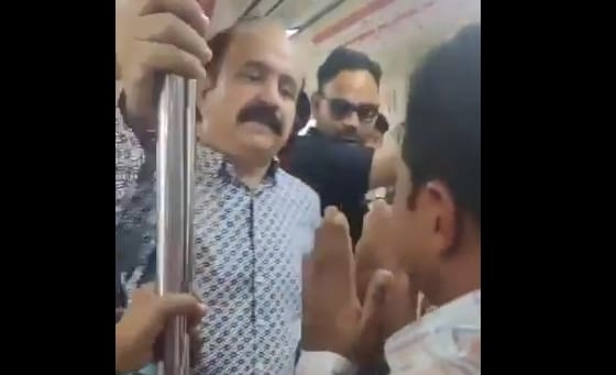 Thief caught stealing in Delhi Metro, uncle punched and kicked him, thief said, "Uncle, I will die!" Video goes viral