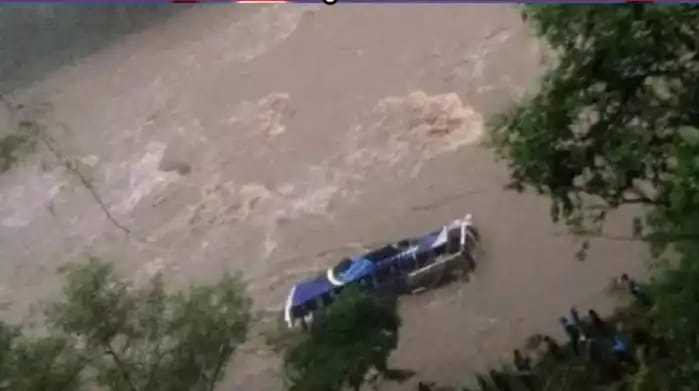 Land slide in Nepal, chaos ensued, two buses full of passengers flowed into the river, more than 63 people missing