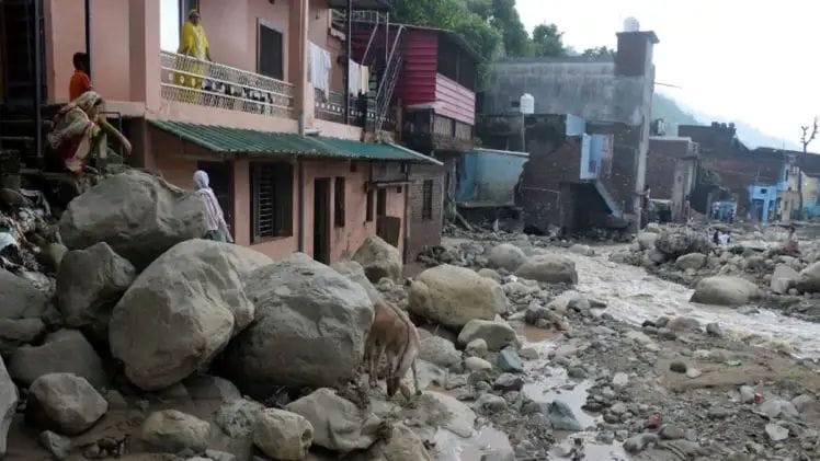 The flood in Haldwani extinguished the stoves of 50 houses, people kept cleaning their houses hungry and thirsty, tears came in their eyes