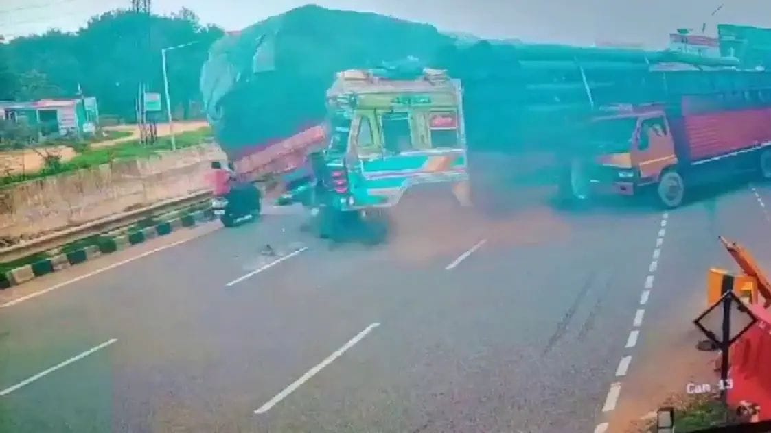 Horrible road accident: Three trucks collided violently, watch the video of this horrific incident