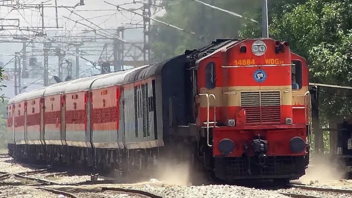 Fire breaks out in Gorakhpur Express, passengers in panic