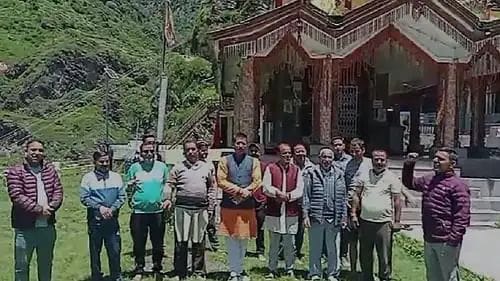 The priests demonstrated by shouting slogans to save Chardham and remove Dhami