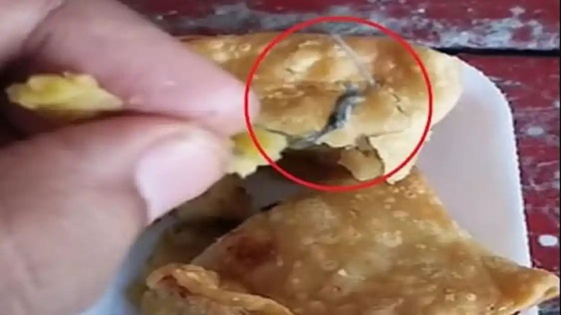 As soon as the person ate the hot samosa, his mouth filled with blood, what happened after all…