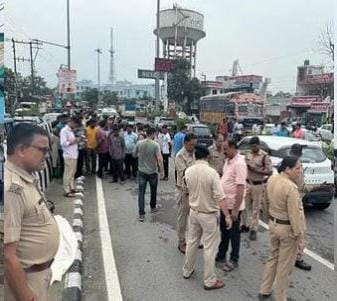 Uttarakhand: Two women police personnel crushed by a bus, one dead and one injured