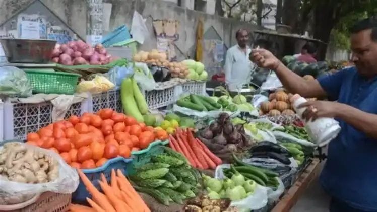 All vegetables have become expensive in monsoon, tomato has become ₹100 per kg and the prices of green vegetables are also touching the sky