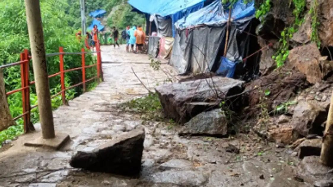 Debris fell on Kedarnath walking path, many pilgrims got buried, CM expressed grief