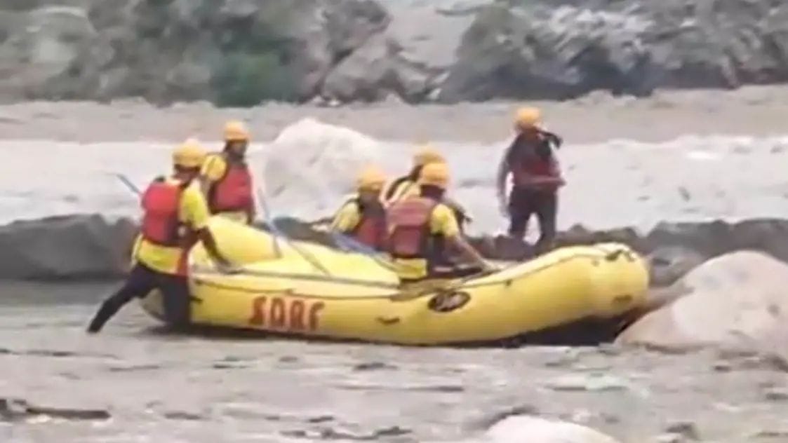 Two people trapped in the strong current of Bhagirathi river, SDRF successfully rescued them