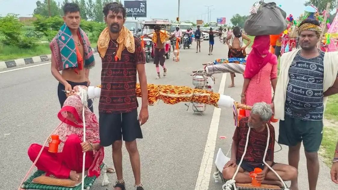 When the parents expressed their desire to go to Haridwar, the son became Shravan Kumar, kept his parents in the Kanwad and went on the journey, becoming the center of attraction