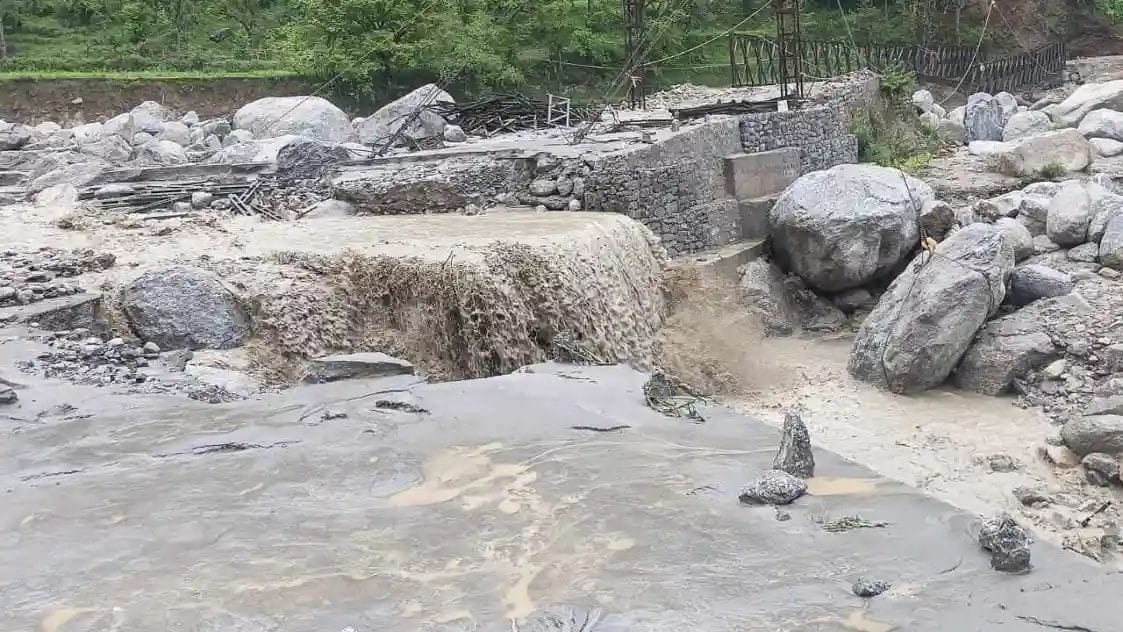 Due to heavy rains, Yamuna river took a terrible form, excessive rain caused damage, Kawadias got stuck due to bridge being washed away