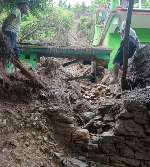 Heavy rain havoc: Cloud burst in Gopeshwar, debris entered many houses of Kargil martyr Himmat Singh Negi