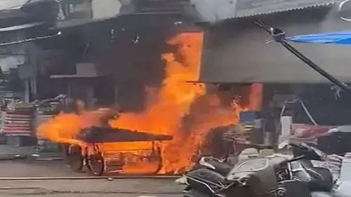 A huge fire broke out in a biryani shop due to cylinder leakage, nearby shops also got engulfed in fire