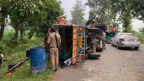 Kanwar pilgrims' vehicle and pickup collided, one Kanwariya died, nine injured