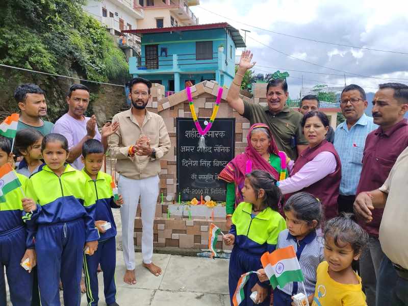 Tribute paid to Kargil martyr Dinesh Bisht in Almora Small children took out a rally.