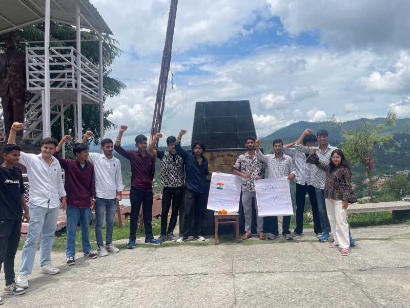 Aryan student organization in Almora paid tribute to the martyrs on Kargil Vijay Diwas.