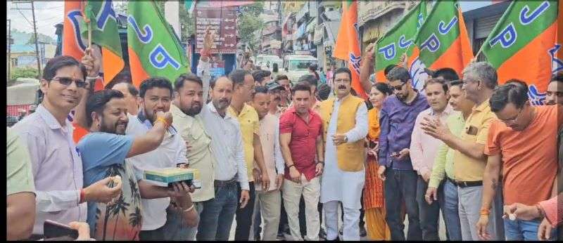 BJP workers celebrated when Almora got the status of nagar nigam