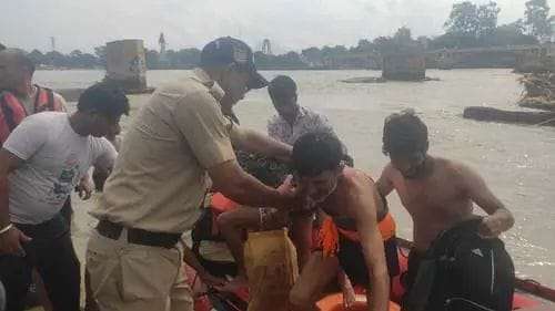 Kanwar pilgrims were jumping in the river, the water level of Ganga suddenly increased, 12 Kanwariyas got stranded