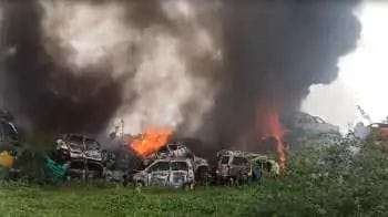 Hundreds of vehicles burnt to ashes in the police warehouse, people were scared seeing the smoke