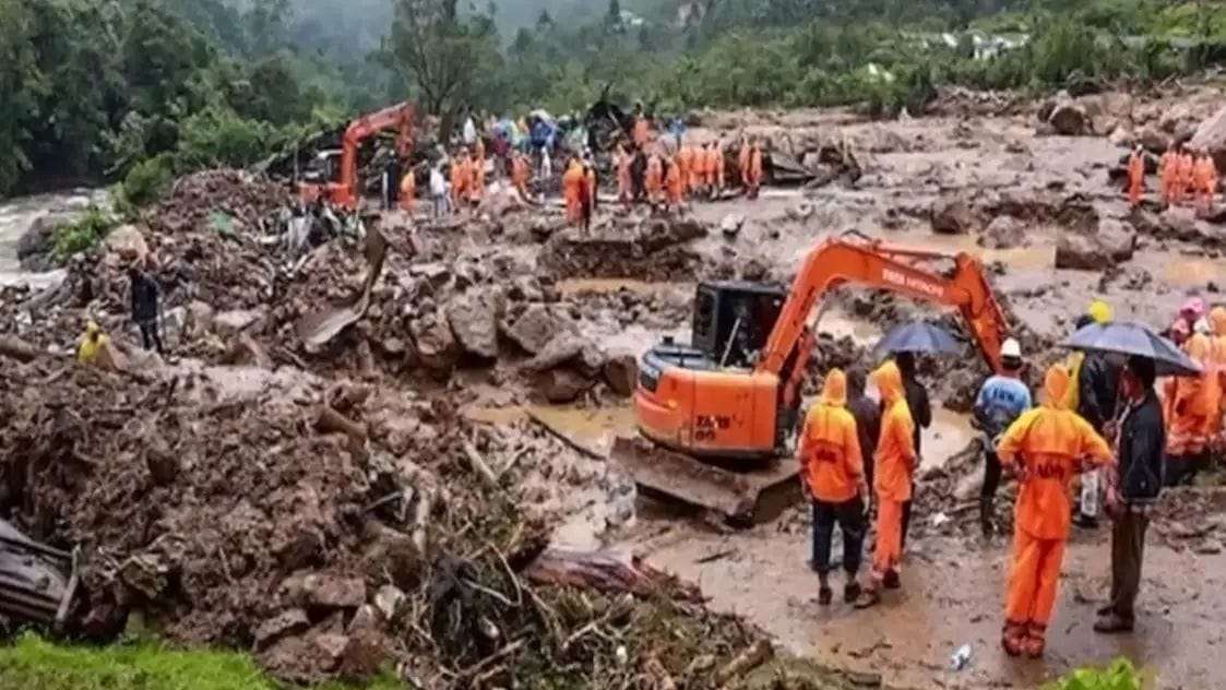 The death toll due to landslide in Wayanad crossed 340, people are still trapped under the debris, rescue operation continues