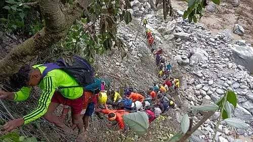 Soldiers are saving people's lives with the help of ropes, bringing them down from the steep cliff