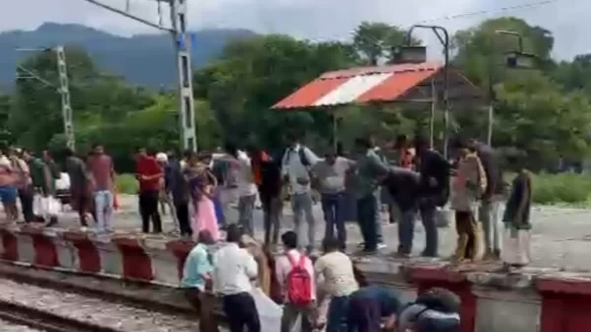 A person from Almora was hit by a train in Haldwani, one leg and one hand were cut off, admitted to hospital