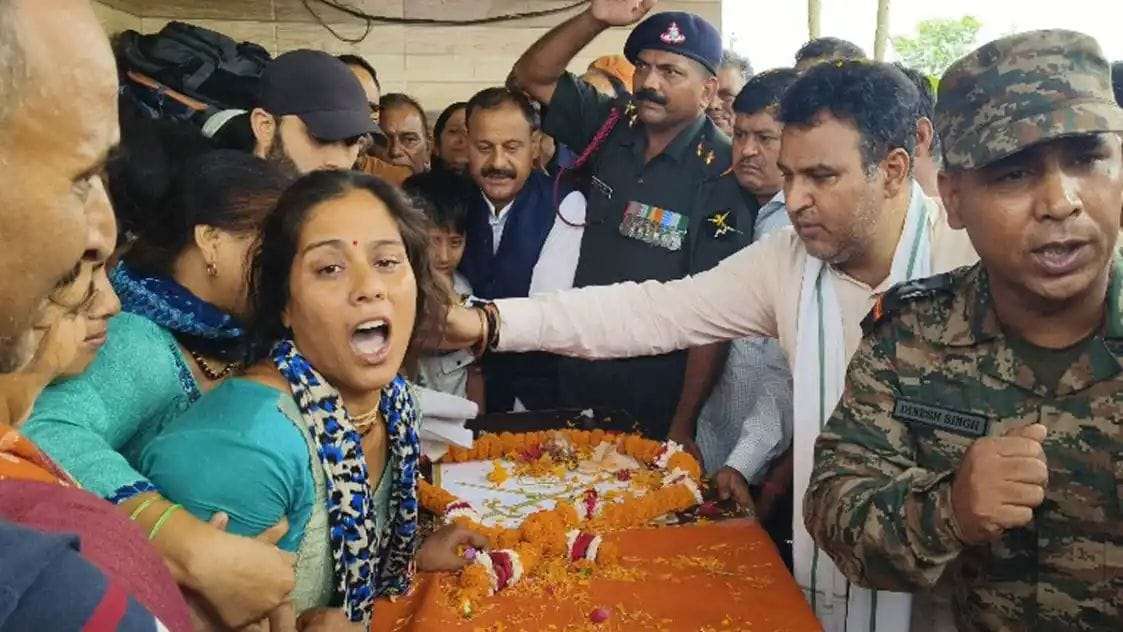 The son of Uttarakhand was given a tearful farewell, he was immersed in the five elements with military honors