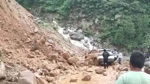 Boulders fell on Badrinath highway, car crashed, people screamed and cried