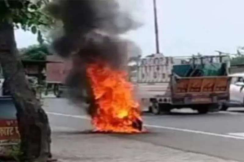 A moving scooter caught fire on the highway, the driver had no idea about the fire, then his life was saved like this