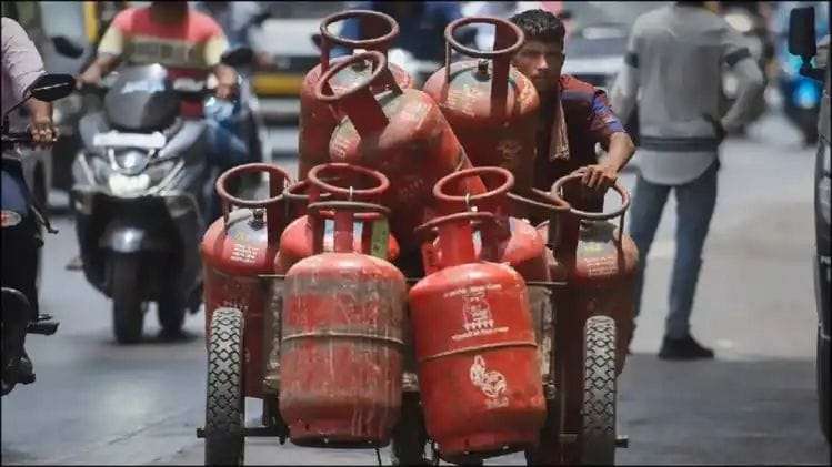 This festival, there is an offer on LPG cylinder, you will get a huge discount of this much rupees, book it today