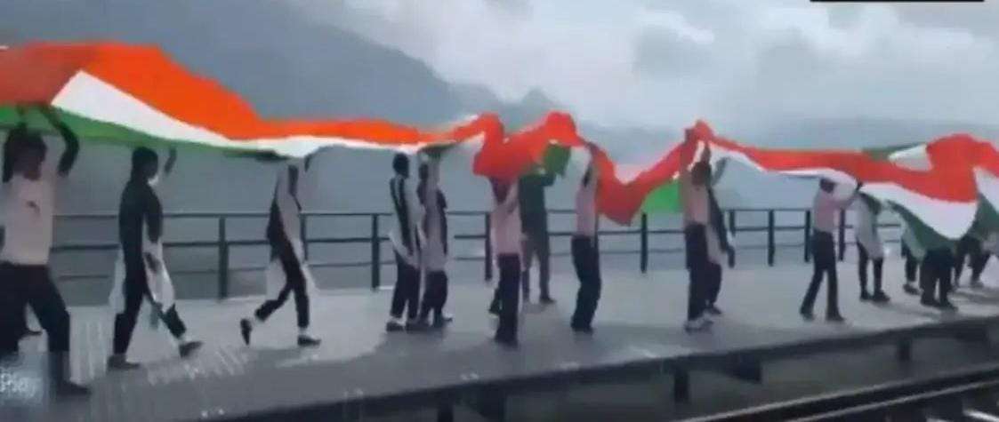 The world's largest bridge felt proud, 735 meter long tricolor was hoisted, watch the video