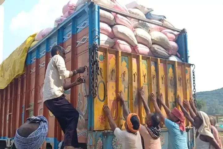 This is how the secret of black business was revealed in Bihar, 610 sacks were loaded on a truck at the same time, then the police took action