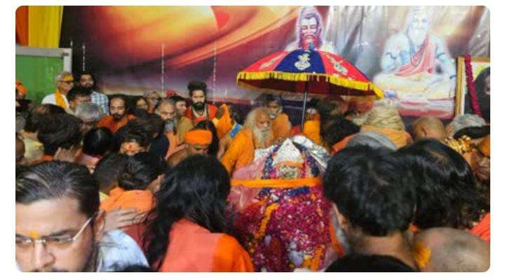 Pilot Baba was given Bhumi Samadhi in Haridwar, thousands of followers and saints were present