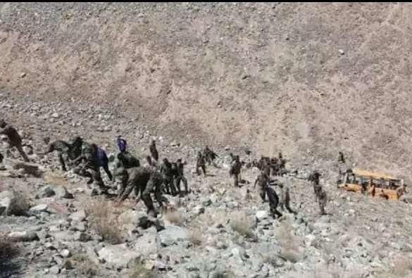 A major accident happened in Ladakh, a bus fell into a 200 meter deep ditch, 6 people died and more than 22 people were injured