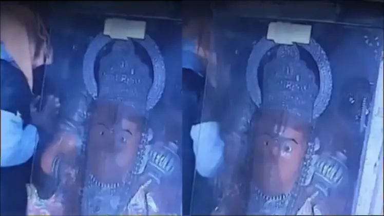 First they worshipped Hanuman ji and then committed robbery, CCTV video of robbers entering Hanuman temple went viral