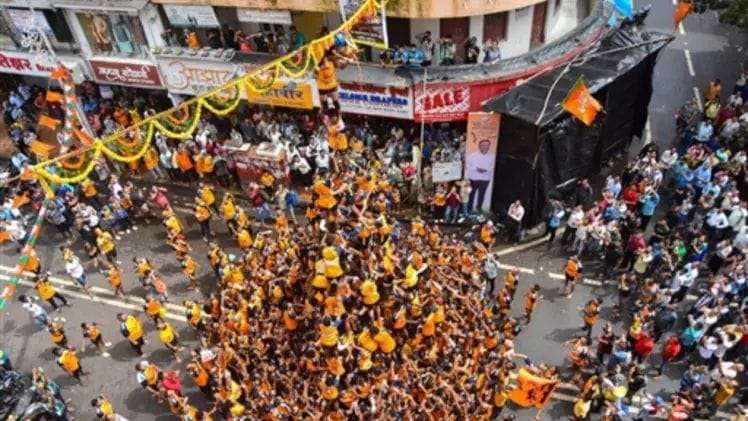 A big accident happened while breaking the Dahi Handi in Mumbai, many people got injured, eight are in critical condition