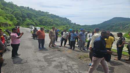 Road accidents are not stopping, now an unknown truck hit the bike riders, one died on the spot