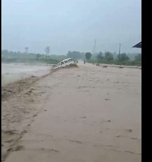 Video-Max vehicle washed away in swollen drain, two bodies recovered, search for one continues