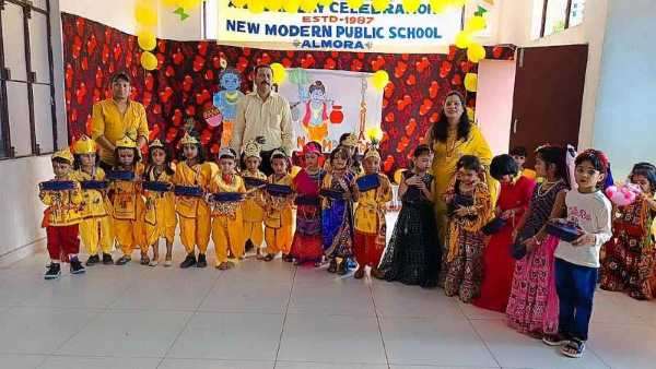 little-radha-krishna-captivated-everyones-heart-in-new-modern-public-school-almora/