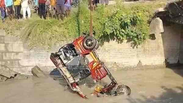 E rickshaw with 5 passengers fell into the canal, barely saved life