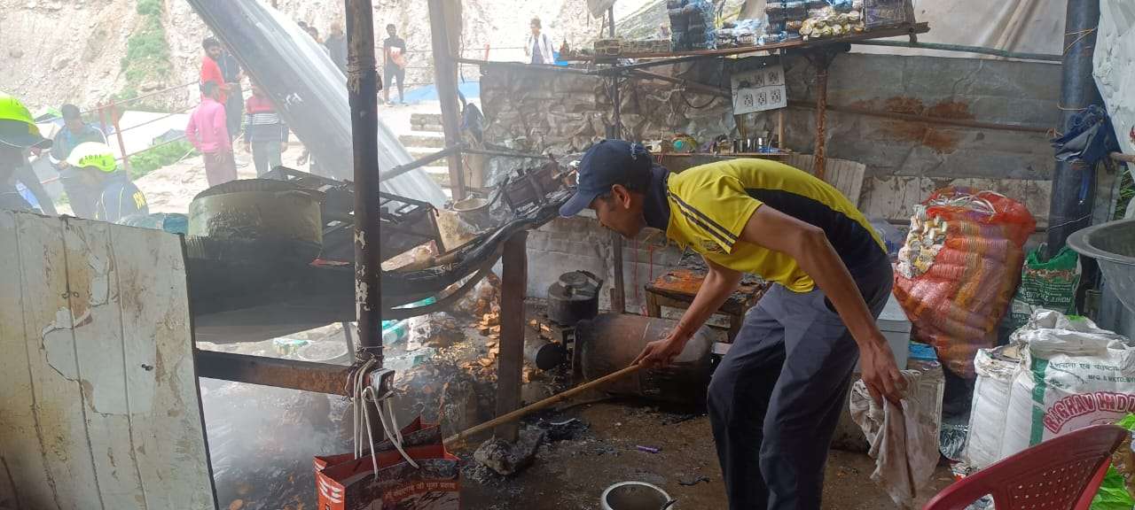 Fire broke out in shops in Kedarnath, SDRF team risked their lives to control the fire